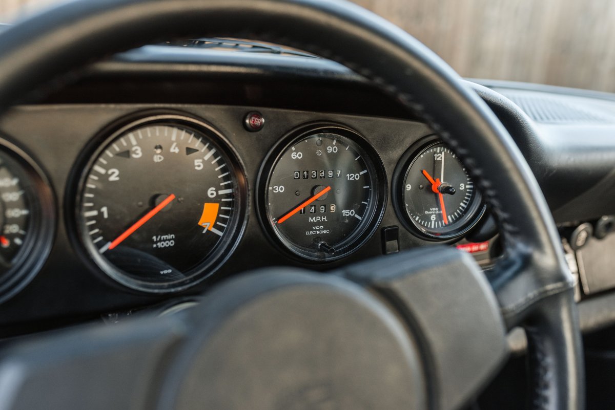 1975 Porsche 911S Targa 32