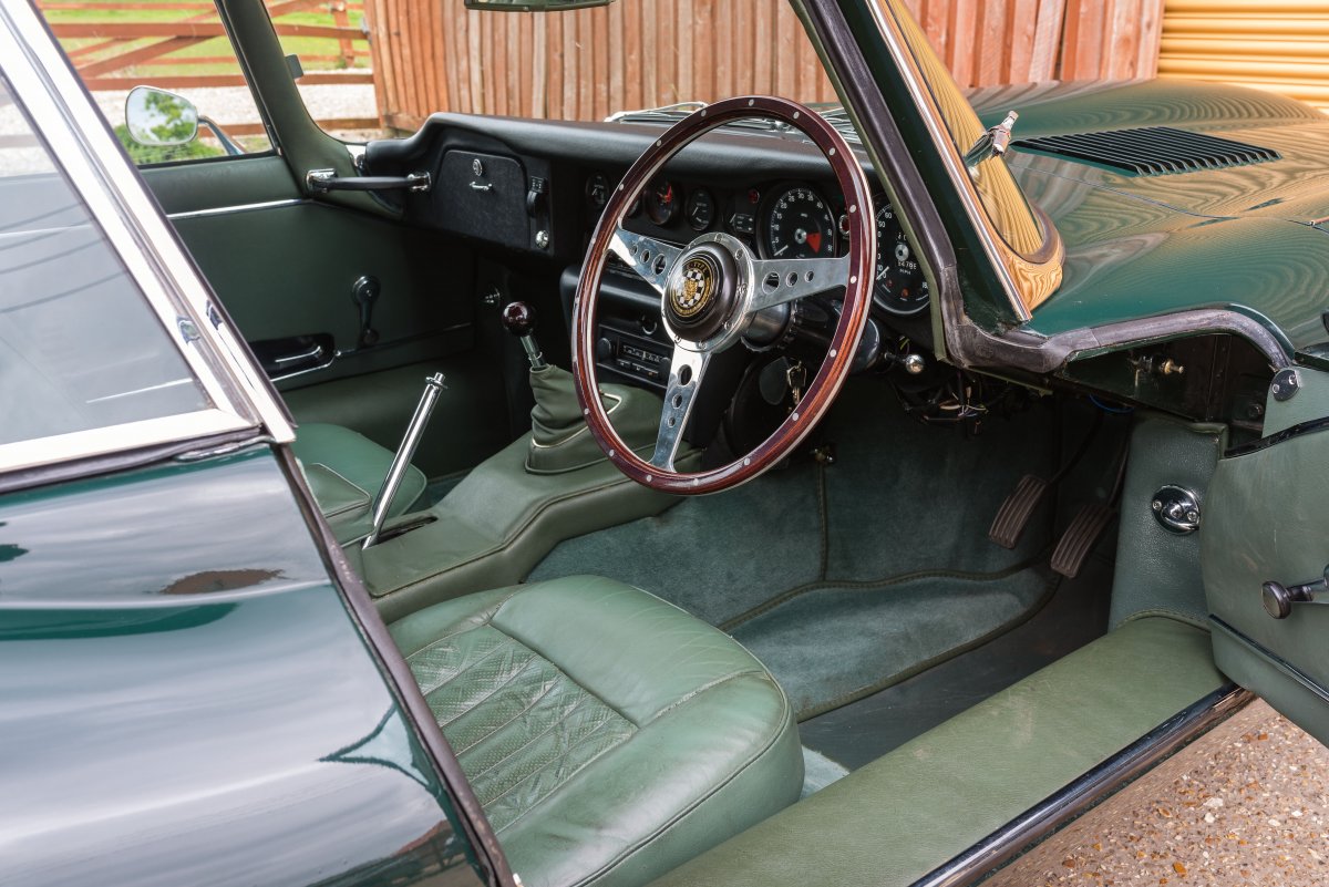 1970 Jaguar E-Type Series II FHC Drivers Dashboard